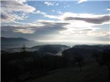 Dobrovlje Pogled proti  Braslovčami ( jezero v meglicah )